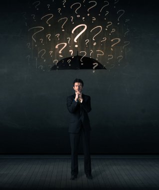 Şemsiyeli bir iş adamı ve bir sürü soru işareti.