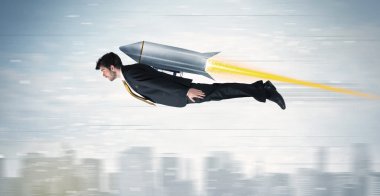 süper kahraman iş adamı ile jet pack roket CIT yukarıda uçan