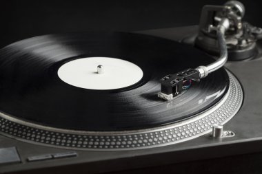 Turntable plağı çalıyor. Plakta iğneyle kapat.