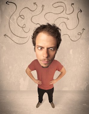 Okları olan koca kafalı biri.