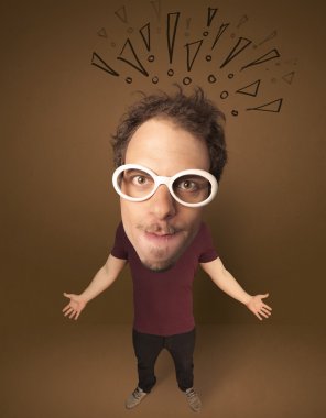 Sosyal ünlem işaretli koca kafalı insan.