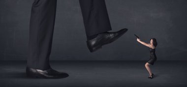 Dev kişi küçük işkadını kavramı üzerinde adım