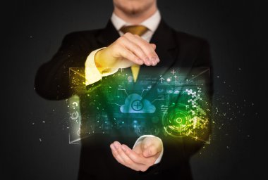 Veri bulutu tutan işadamı