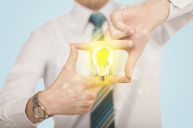 Eller ampulle bir biçim oluşturuyor
