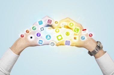 Eller mobil uygulama simgeleri ile bir form oluşturuluyor