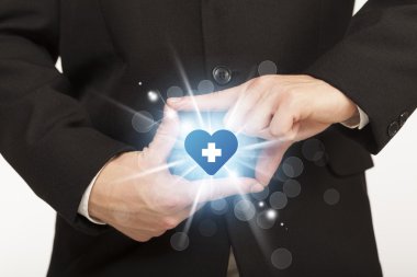 Eller mavi haçlı bir kalp yaratıyor.