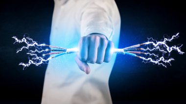 Elektrik kablolarını tutan iş adamı