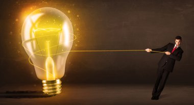parlak parlayan büyük ampulü çekerek iş adamı