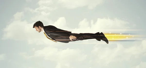 Homem de negócios feliz voando rápido no céu entre nuvens — Fotografia de Stock