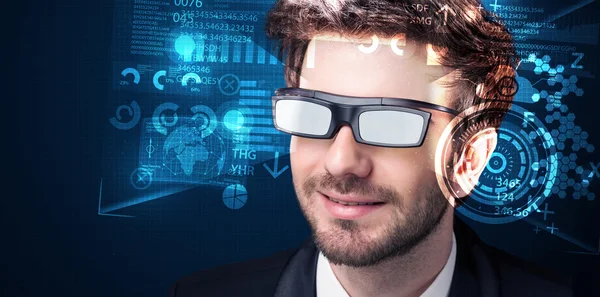 Ung man tittar med futuristiska smarta high tech glasögon — Stockfoto