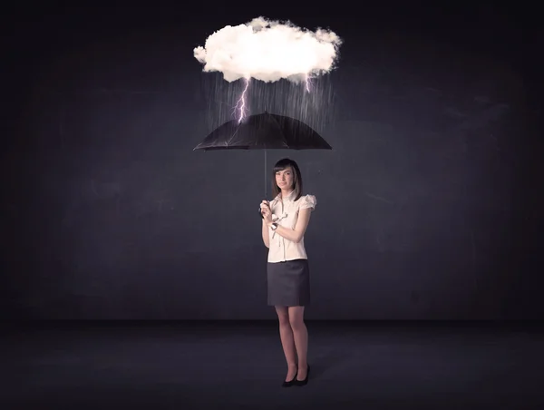 带着雨伞和小雨云的女商人站在那里 — 图库照片