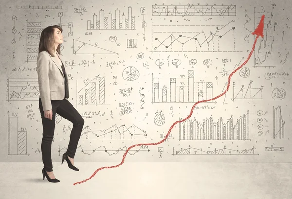 Mulher de negócios escalando no conceito de seta gráfico vermelho — Fotografia de Stock