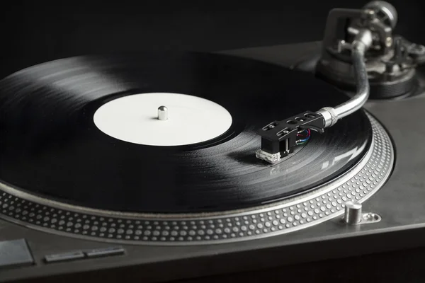 Plattenspieler spielen Vinyl in Nahaufnahme mit Nadel auf der Platte — Stockfoto