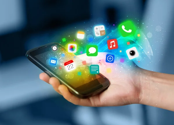 Ręczne trzymanie smartfona z kolorowymi ikonami aplikacji — Zdjęcie stockowe
