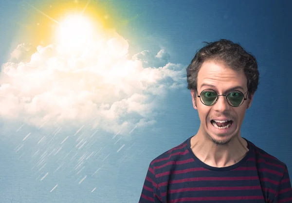 Joven mirando con gafas de sol a las nubes y al sol —  Fotos de Stock