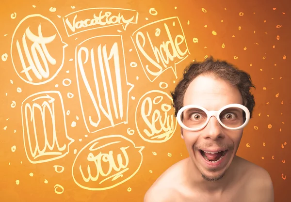 Fajny nastolatek z letnimi okularami i wakacyjną typografią — Zdjęcie stockowe
