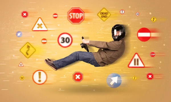 Junger Fahrer mit Verkehrszeichen um sich — Stockfoto