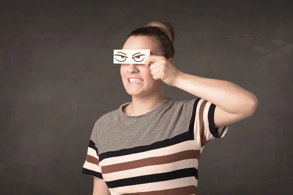 성난 눈 그림으로 종이를 쥐고 있는 청소년 — 스톡 사진