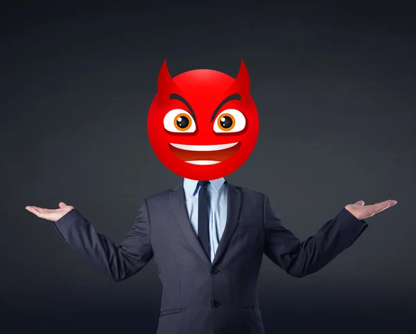 Hombre de negocios lleva cara sonriente diablo — Foto de Stock