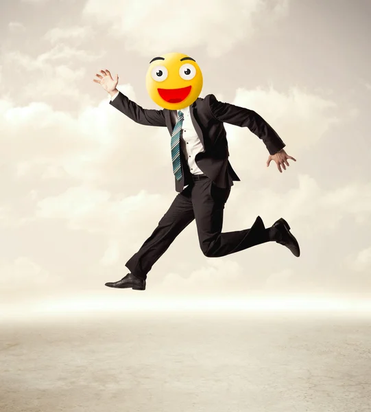 Üzletember visel sárga mosolygós arc — Stock Fotó
