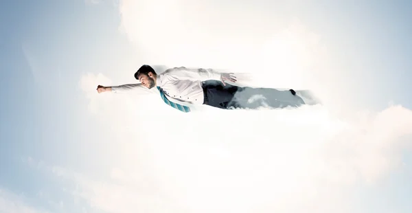 Hombre de negocios volando como un superhéroe en las nubes en el cielo —  Fotos de Stock