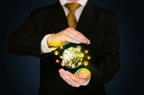 Podnikatel držící sociální média globus — Stock fotografie