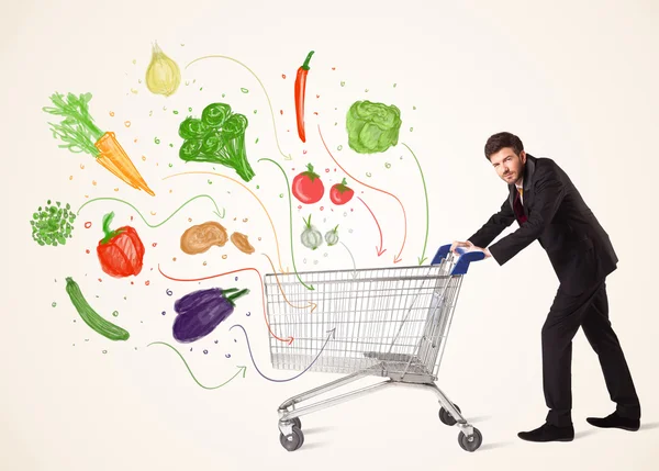 Empresario con carrito de compras con verduras —  Fotos de Stock