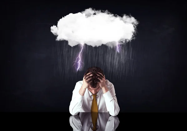 Depressiver Geschäftsmann sitzt unter einer Wolke — Stockfoto