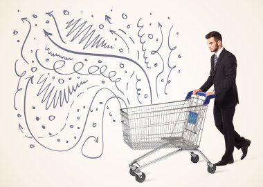 Alışveriş arabalı bir iş adamı.