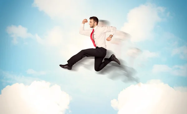 Persona de negocios saltando sobre las nubes en el cielo — Foto de Stock