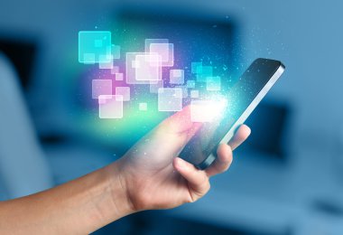 Soyut parlayan kareler ile akıllı telefon tutan el