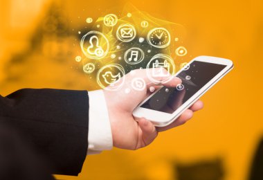 El smartphone telefon app seçenekleri ile tutarak