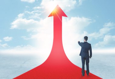 üzerinde kırmızı bir ok ayakta işadamı