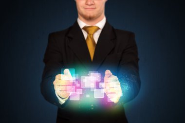 adam holding soyut simgeler