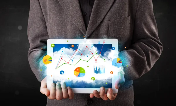 Persoon met een touchpad met cloud-technologie en grafieken — Stockfoto