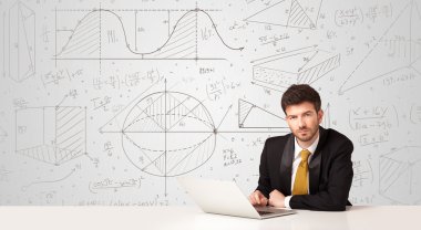 İş hesaplamaları geçmişi olan bir iş adamı