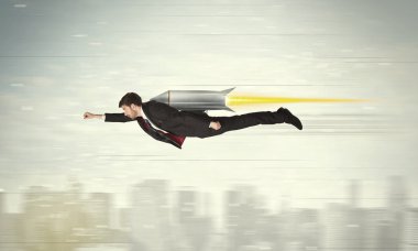 süper kahraman iş adamı ile jet pack roket CIT yukarıda uçan