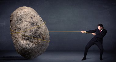 bir ip ile büyük rock çekerek işadamı