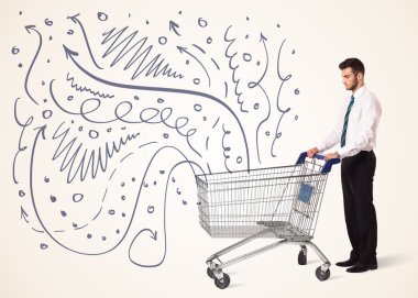 Alışveriş arabalı bir iş adamı.