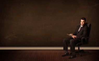 Copyspac zemin üzerine yüksek teknoloji tablet tutan işadamı