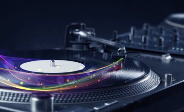 Turntable parlayan soyut çizgilerle vinil oynuyor