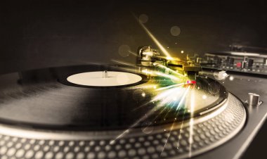 müzik oyuncu oynarken vinil ile parlayan gerek gelen satırları