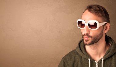 Güneş gözlüğü ve boşaltmak genç bir komik adam portresi