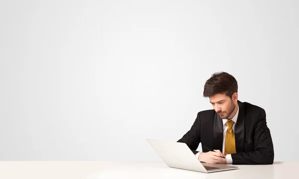 Hombre de negocios con fondo blanco —  Fotos de Stock