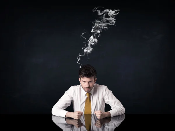 Θλιβερός επιχειρηματίας με καπνισμένο κεφάλι — Φωτογραφία Αρχείου