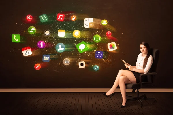 Mujer de negocios sentada en silla de oficina con tableta y colorido —  Fotos de Stock