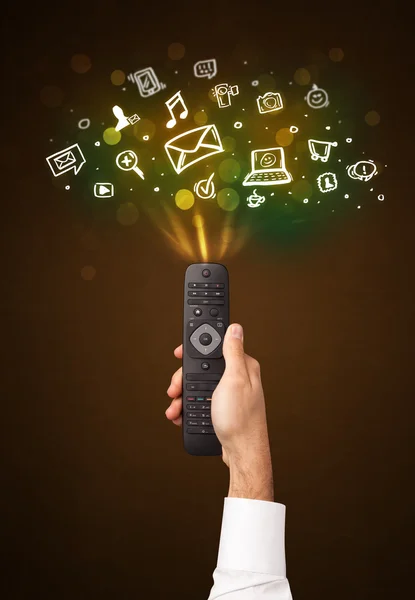 Tangan dengan remote control dan ikon media sosial — Stok Foto