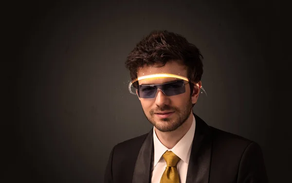 Beau homme regardant avec des lunettes futuristes de haute technologie — Photo