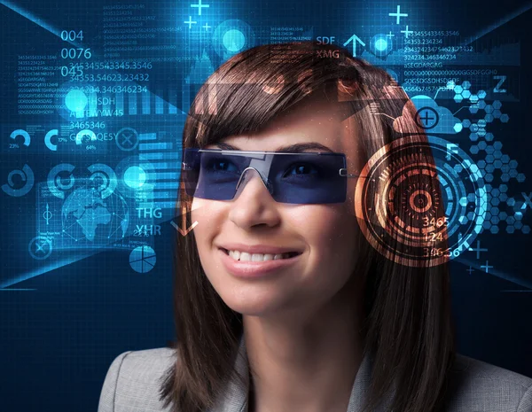 Junge Frau mit futuristischer smarter High-Tech-Brille — Stockfoto