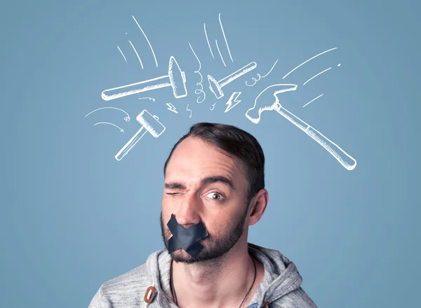 Ung man med limmad mun och slå hammarmärken — Stockfoto